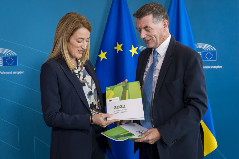 Fotografija 3: Handing over the ECA 2022 Annual Report