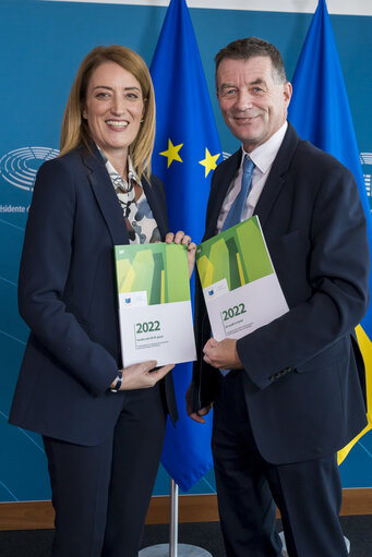 Fotografija 5: Handing over the ECA 2022 Annual Report