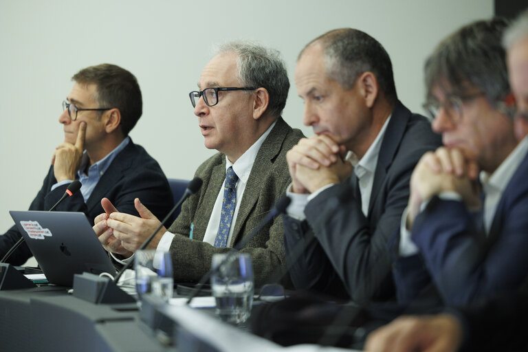 Photo 13 : Minority Intergroup meeting