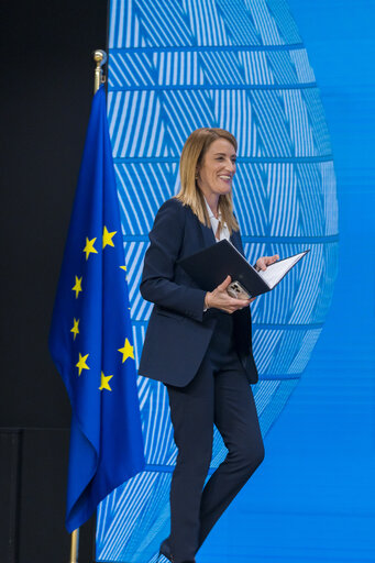 Photo 6: European Council - Press Conference by Roberta METSOLA, EP President .