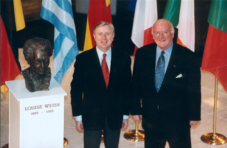 Fotografija 7: Pat Cox, former president of the European Parliament and Lord Russell Johnston, former president of the Parliamentary Assembly of the Council of Europe in Strasbourg in 2001