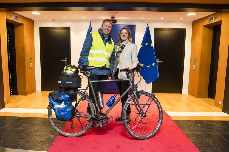 Billede 1: Roberta METSOLA, EP President welcomes with Jens GIESEKE who was cycling from Brussels to Strasbourg to collect donations for people from Ukraine