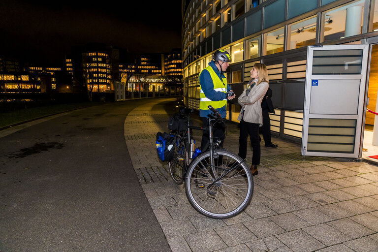 Billede 2: Roberta METSOLA, EP President welcomes with Jens GIESEKE who was cycling from Brussels to Strasbourg to collect donations for people from Ukraine