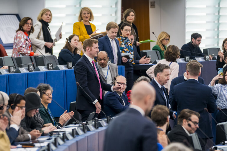 Photo 23 : EP Plenary session.- Voting session