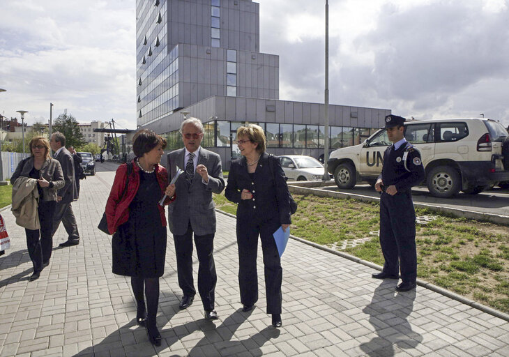 Fotografija 1: Members of the European Parliament walking in front of UN building in Pristina, KOSOVO. April 19, 2008