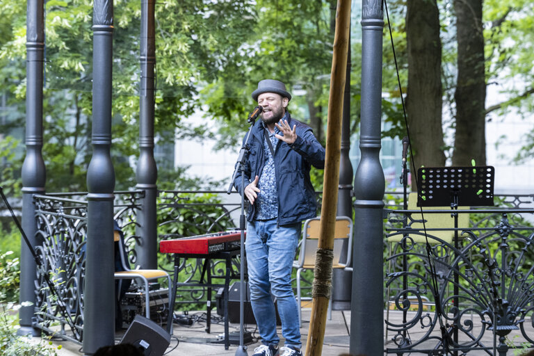 Fotografija 10: Poetry Slam in the Citizens‘ Garden