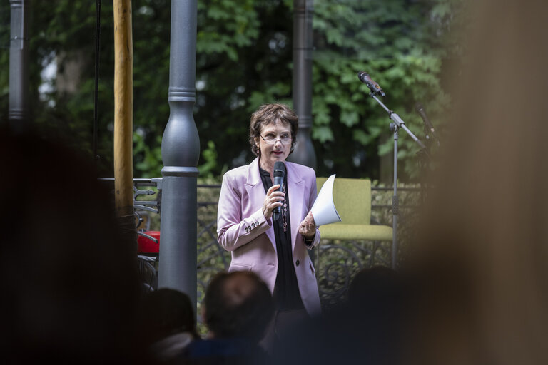 Fotografija 28: Poetry Slam in the Citizens‘ Garden