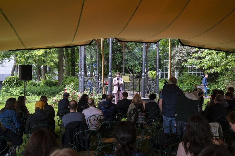 Fotografija 26: Poetry Slam in the Citizens‘ Garden