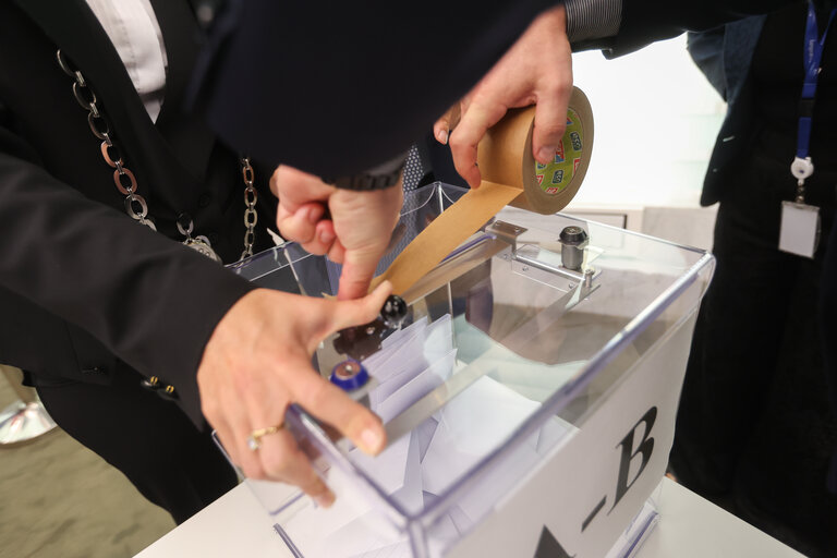 Fotogrāfija 42: EP Plenary session - Election of the new EP President