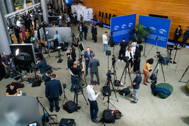 Illustration of journalists working around the Plenary chamber