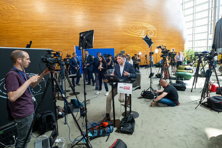 Illustration of journalists working around the Plenary chamber