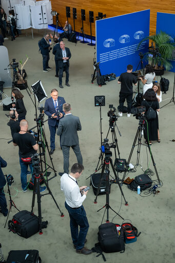 Illustration of journalists working around the Plenary chamber