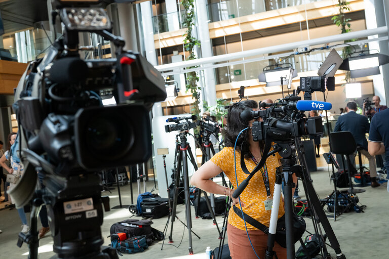 Illustration of journalists working around the Plenary chamber