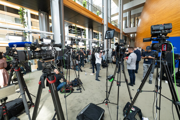 Illustration of journalists working around the Plenary chamber