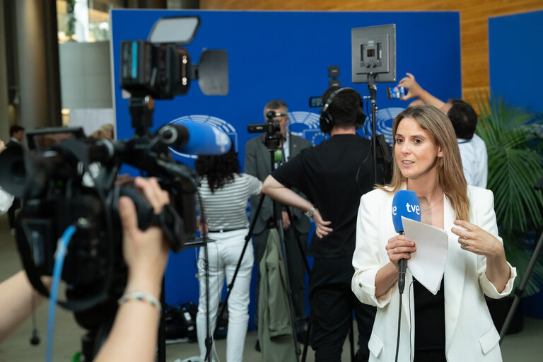 Fotografia 16: Illustration of journalists working around the Plenary chamber