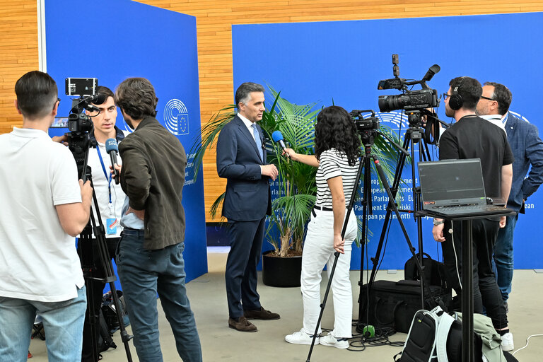 Illustration of journalists working around the Plenary chamber