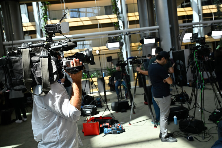 Illustration of journalists working around the Plenary chamber