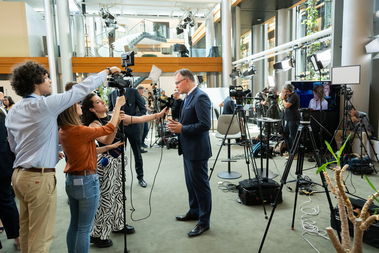 Fotografia 14: Illustration of journalists working around the Plenary chamber