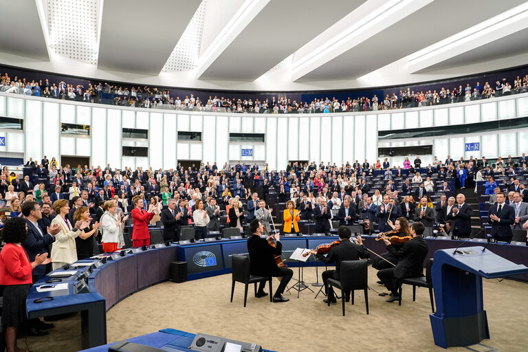 Suriet 15: EP Plenary session - Opening of the sitting with the interpretation to the European anthem