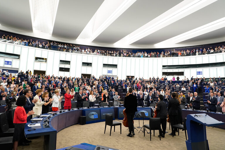 Suriet 16: EP Plenary session - Opening of the sitting with the interpretation to the European anthem