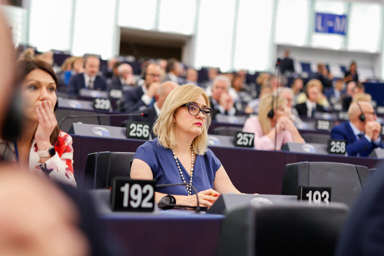 Photo 3: EP Plenary session - Voting session