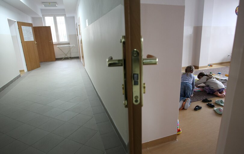 Fotografi 35: European Parliament members visit a refugee center in Biala Podlaska, Poland, April 2, 2008....