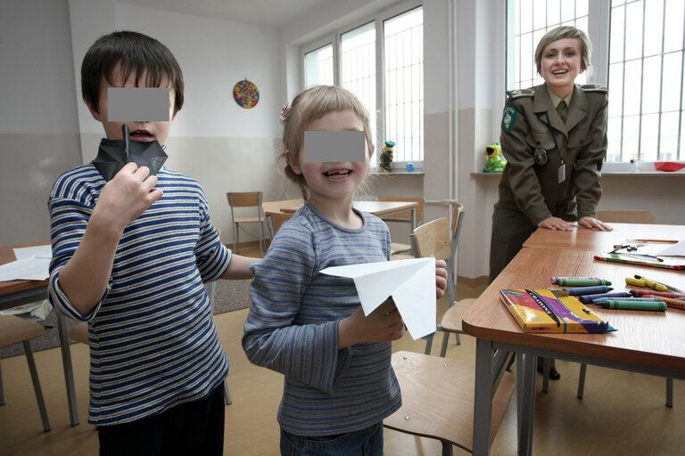 Fotografi 36: European Parliament members visit a refugee center in Biala Podlaska, Poland, April 2, 2008....