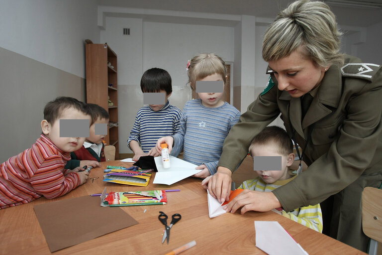 Fotografi 37: European Parliament members visit a refugee center in Biala Podlaska, Poland, April 2, 2008....