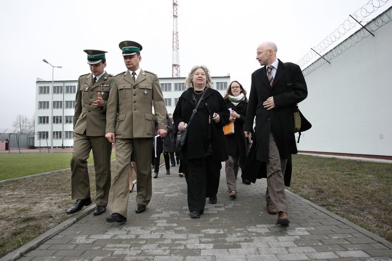 Foto 6: European Parliament members visit a refugee center in Biala Podlaska, Poland, April 2, 2008..