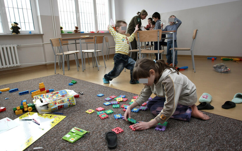 Fotografi 41: European Parliament members visit a refugee center in Biala Podlaska, Poland, April 2, 2008....