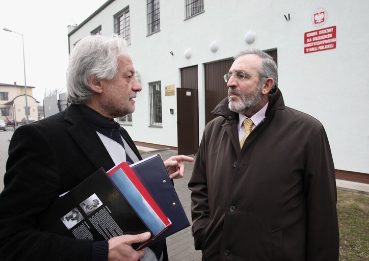 Foto 10: European Parliament members visit a refugee center in Biala Podlaska, Poland, April 2, 2008..