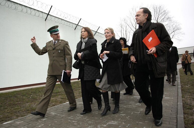 Fotografie 9: European Parliament members visit a refugee center in Biala Podlaska, Poland, April 2, 2008..