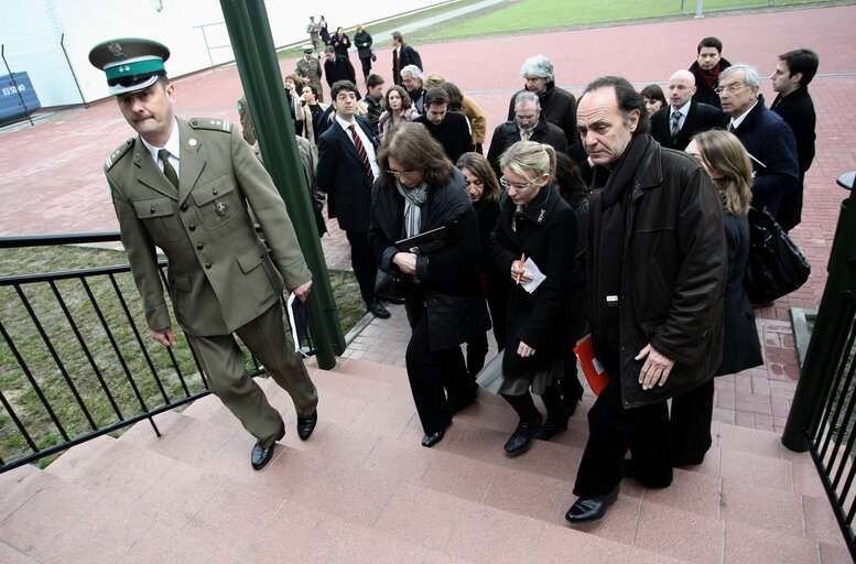 Foto 1: European Parliament members visit a refugee center in Biala Podlaska, Poland, April 2, 2008...