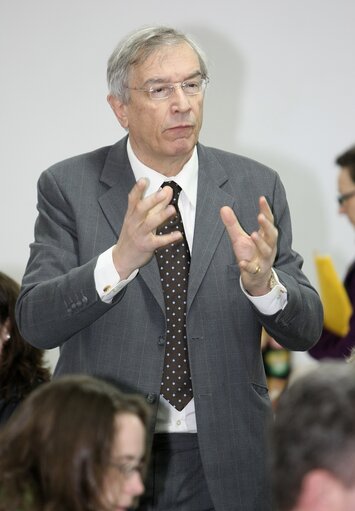 Foto 8: European Parliament members visit a refugee center in Biala Podlaska, Poland, April 2, 2008..