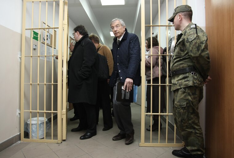 Foto 5: European Parliament members visit a refugee center in Biala Podlaska, Poland, April 2, 2008..