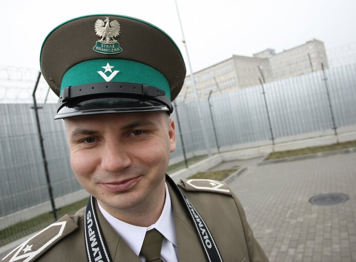 Fotografi 24: European Parliament members visit a refugee center in Biala Podlaska, Poland, April 2, 2008....