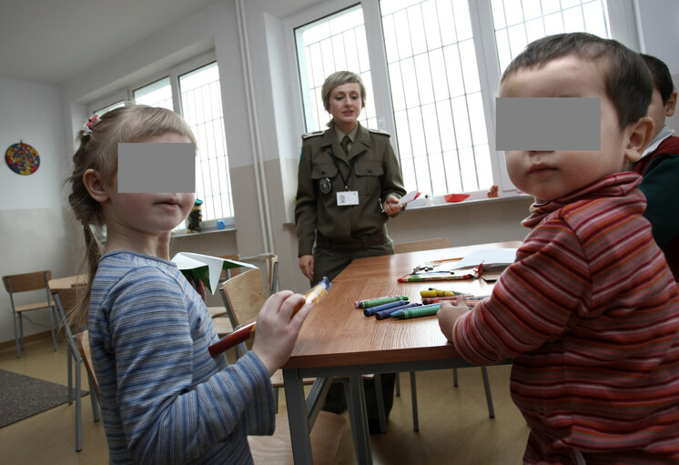 Fotografi 32: European Parliament members visit a refugee center in Biala Podlaska, Poland, April 2, 2008....