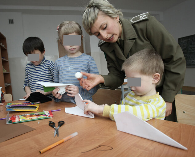 Fotografi 30: European Parliament members visit a refugee center in Biala Podlaska, Poland, April 2, 2008....