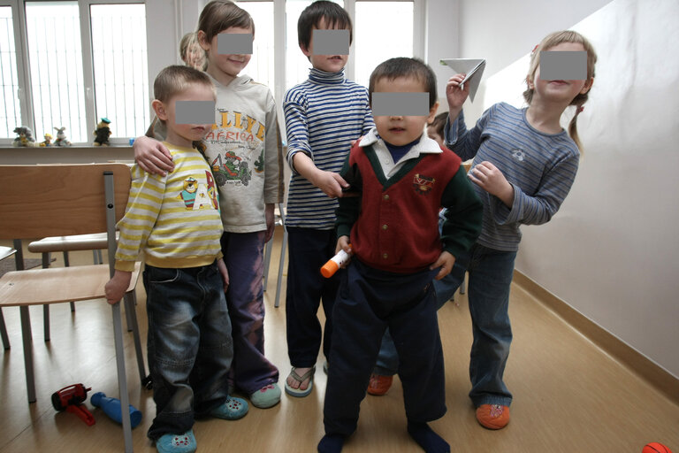 Fotografi 29: European Parliament members visit a refugee center in Biala Podlaska, Poland, April 2, 2008....