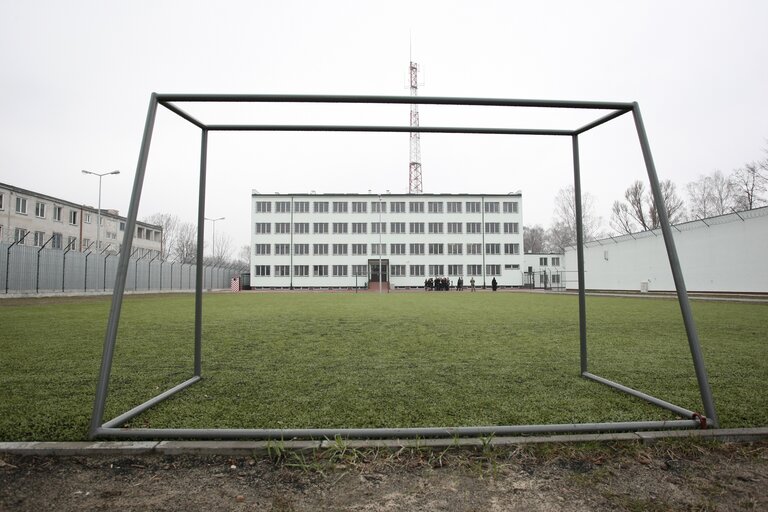 Fotografi 26: European Parliament members visit a refugee center in Biala Podlaska, Poland, April 2, 2008....