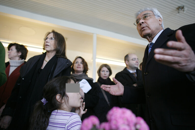 Zdjęcie 1: Members of the European Parliament Committee on civil liberties, visit a refugees center in Danemark, April 11, 2008..