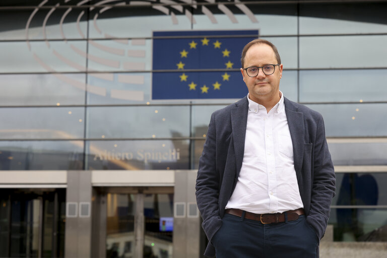 Снимка 2: Cesar LUENA in the EP in Brussels