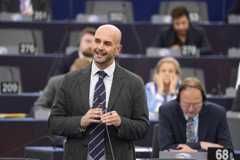 Φωτογραφία 5: EP Plenary session - Resumption of session and order of business