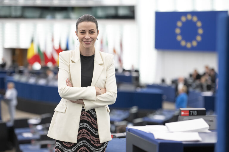 Photo 6: Irena JOVEVA in the EP in Strasbourg