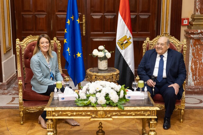 Foto 4: Official visit by Roberta METSOLA, EP President, to Cairo (Egypt) - Meeting with Abdel-Wahab Abdel-Razeq, President of the Senate.