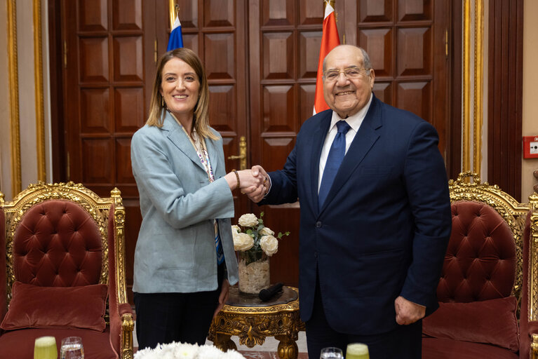 Foto 2: Official visit by Roberta METSOLA, EP President, to Cairo (Egypt) - Meeting with Abdel-Wahab ABDEL-RAZEG, President of the Senate