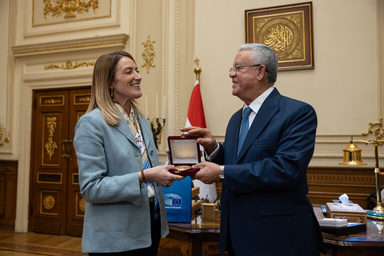 Fotografia 1: Official visit by Roberta METSOLA, EP President, to Cairo (Egypt) - Meeting with Hanafy EL GEBALY, Speaker of the House of Representatives