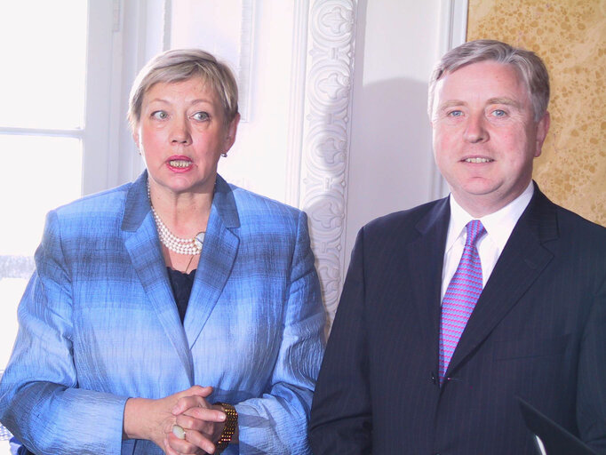 Fotografia 2: Pat Cox, EP President meets with Ivi Eenmaa, during his official visit to Estonia, October 15, 2003