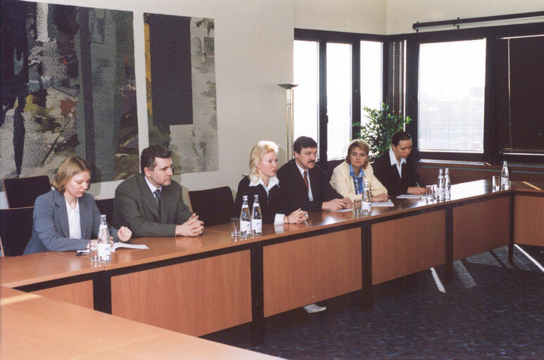 Fotografia 21: Pat Cox, EP President, meets with Kristiina Ojuland, Foreign Minister during his official visit to Estonia, October 15, 2003