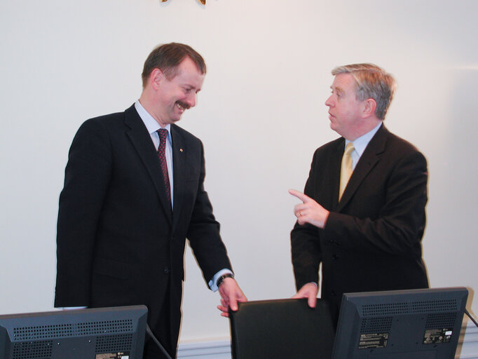 Fotografia 23: Pat Cox, EP President, meets with Siim Kallas Estonian Prime Minister during his official visit to Estonia, October 15, 2003